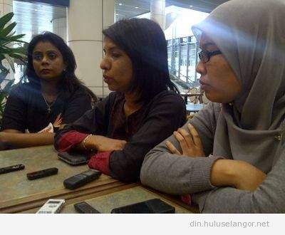 Orang kuat di sebalik isu kapal selam : Pengrah Eksekutif SUARAM , Cynthia Gabriel (tengah) dan kanan, Fadiah Nadwa Fikri, peguam cabang PKR, Lawyers for Liberty (LFL)