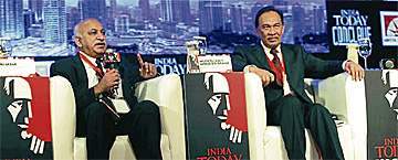 Anwar melancarkan sebuah buku karya bekas Ahli Parlimen India Mobashar Jawed Akbar di Lake Club Kuala Lumpur baru-baru ini.