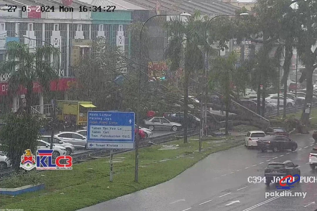[VIDEO] 7 kenderaan rosak dihempap pokok tumbang berhampiran Taman Kinrara