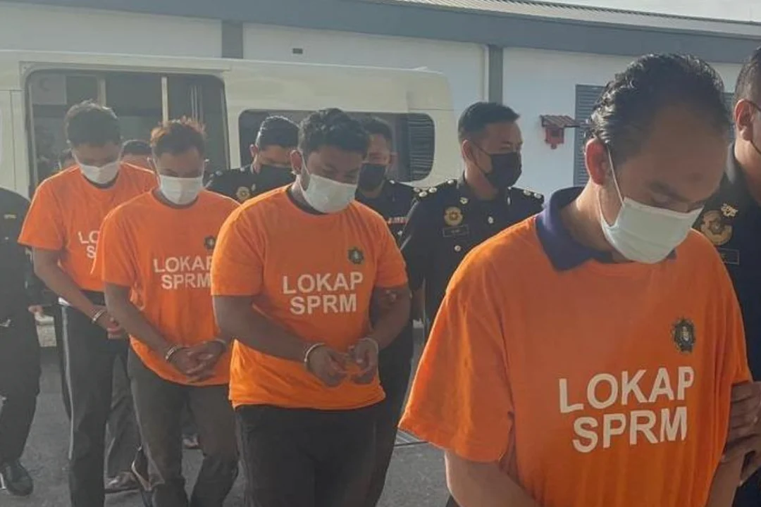 Kes tuntutan palsu: Bekas setpol, anak MB Perlis didakwa