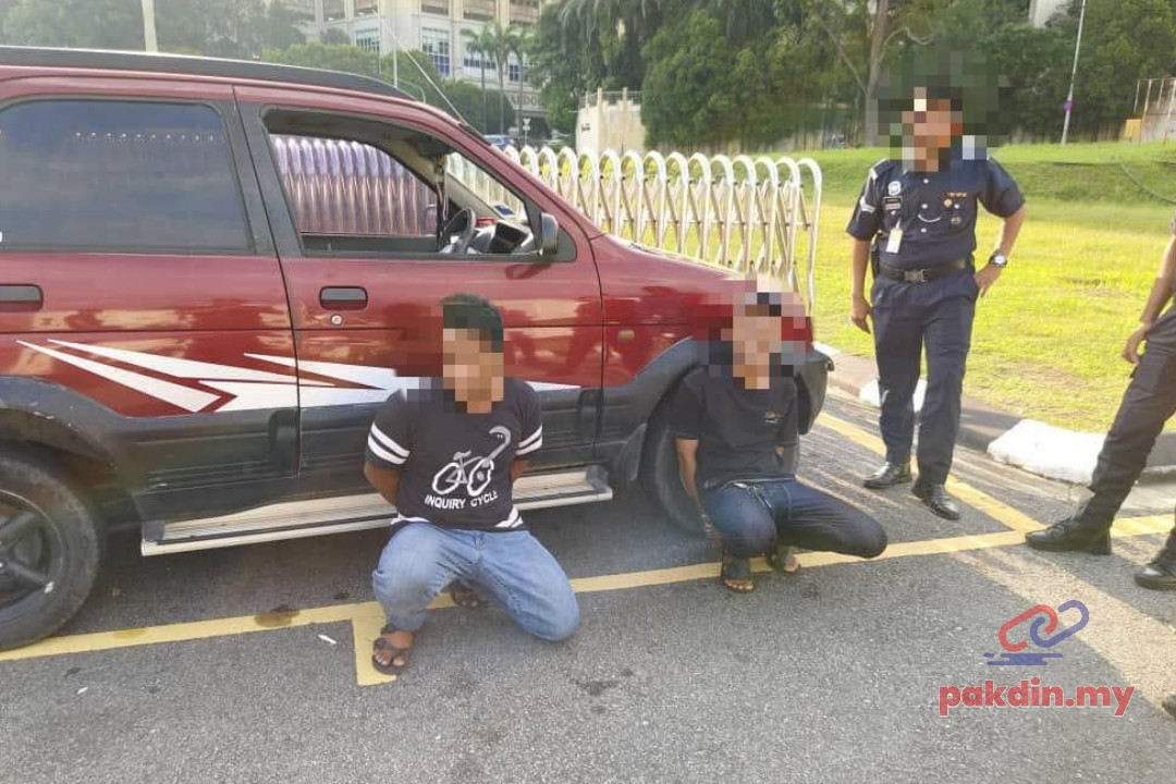 [VIDEO] Dua lelaki bawa parang ditahan ketika cuba ceroboh Istana Negara
